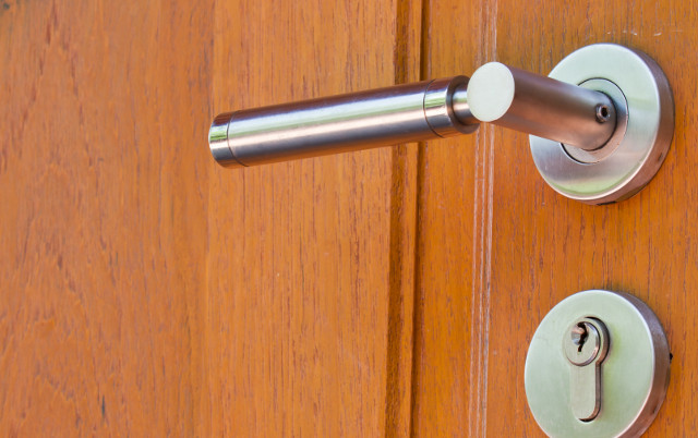 Pasos para Arreglar el tirador de la puerta